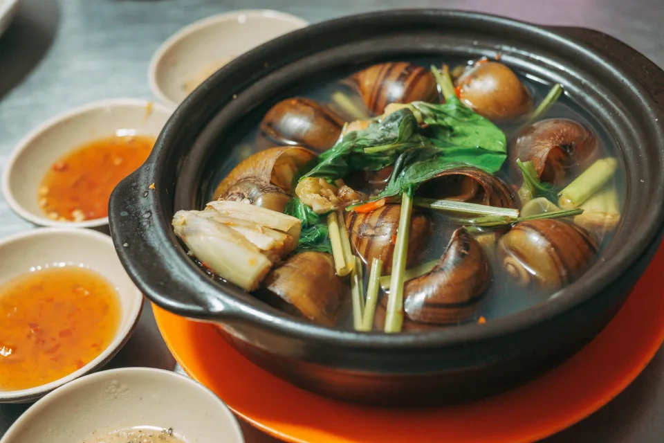 Bàn ngồi trong quán