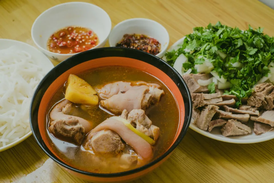 Bếp và người đứng quán